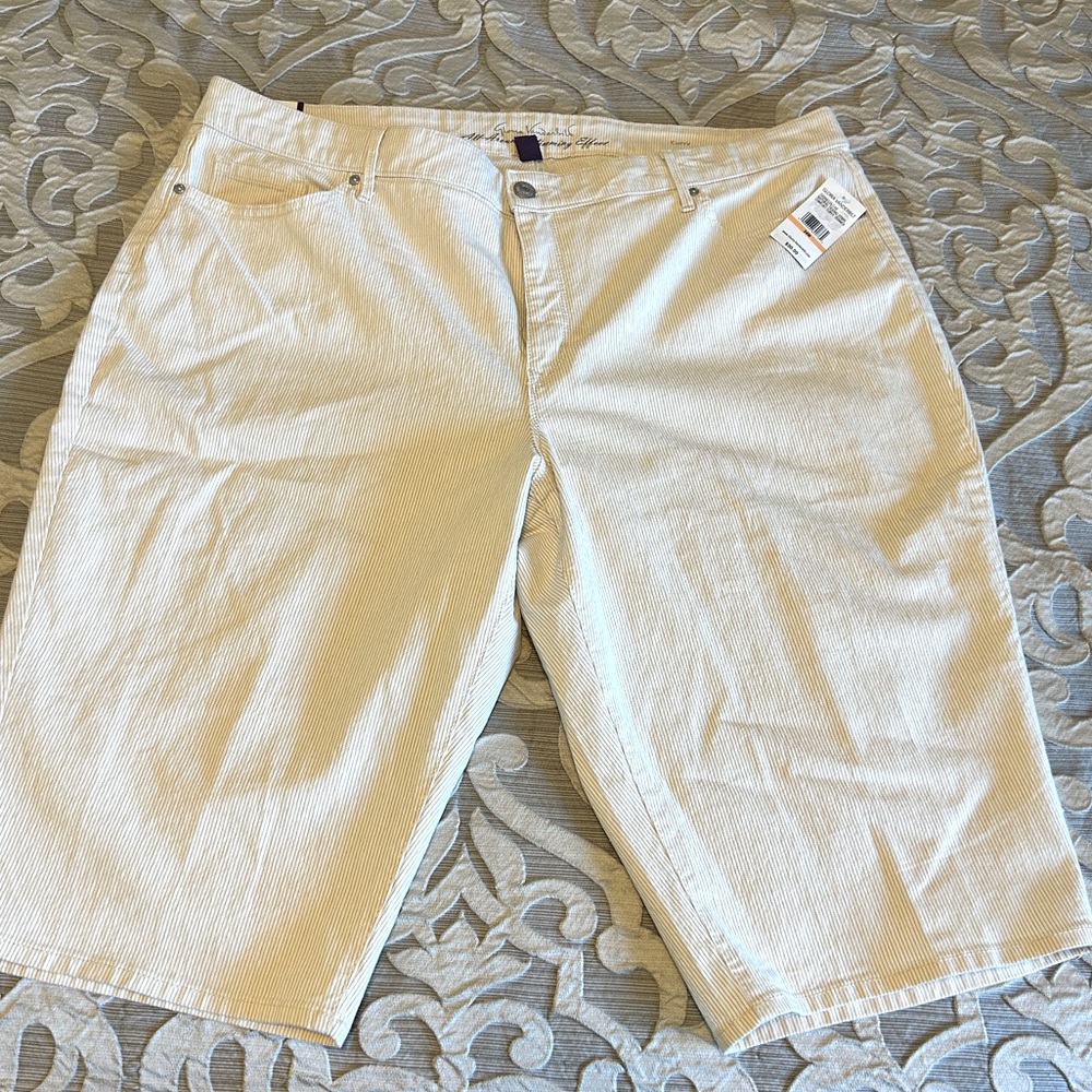 NWT Gloria Vanderbilt Comfort Curvy Skimmer Shorts - 24W